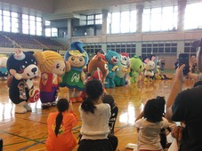 ゆるキャラたちの記念撮影の写真