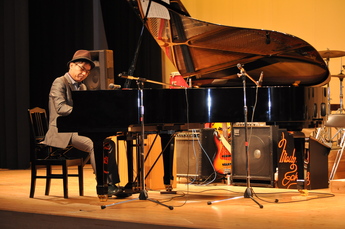 ピアノを演奏している男性の写真