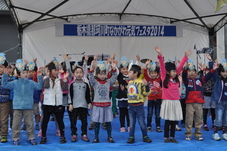 子どもたちが踊っている写真