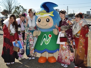 なかちゃんと振袖を着た女性たちの写真