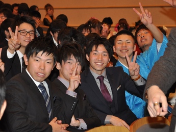 成人を迎えた男性たちの写真