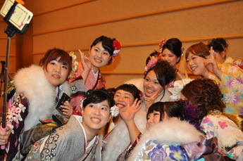 成人を迎えた女性たちの写真