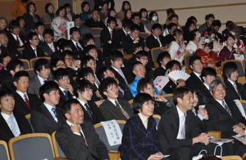 参加者が記念アトラクションを鑑賞している写真