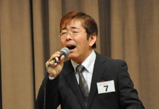 歌っている男性の写真