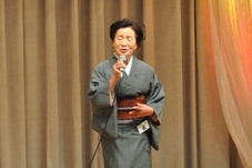 歌っている女性の写真