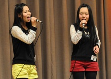 歌っている2人の女性の写真