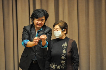 マジックをする男性と参加者の写真