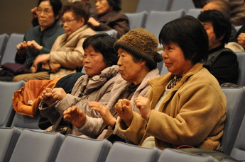 マジックに参加する客席の写真