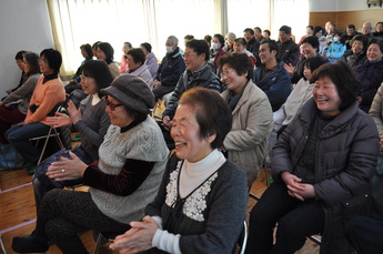 落語を楽しむ参加者の写真