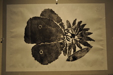 花の蜜を吸う蝶々の版画の写真