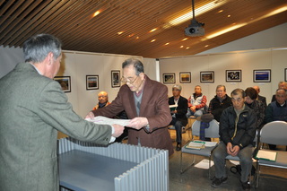 賞状を授与している写真