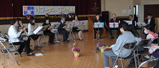 リコーダーを演奏している写真