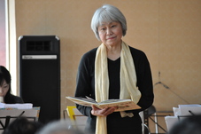 朗読をする女性の写真