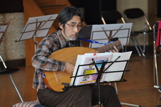 リュートを弾く男性の写真