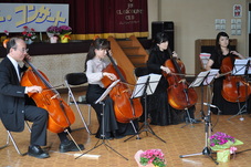 チェロを弾く4人の写真