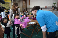 プレゼントを手渡している写真