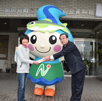 記念品を贈呈している写真