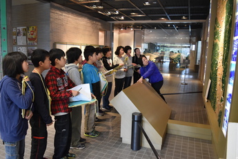 資料館を見学する児童たちの写真