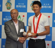 町長と石井選手の写真