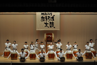 和太鼓を演奏している写真