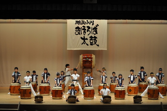 和太鼓を演奏する子どもたちの写真 和太鼓を演奏する子どもたちの写真