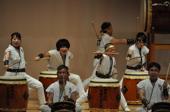 迫力ある演奏をしている写真