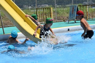 プールの滑り台で遊ぶ子どもたちの写真1