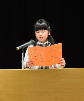 作文発表をする児童の写真