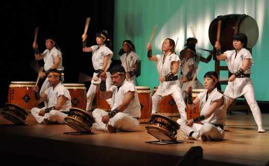 和太鼓を演奏している写真