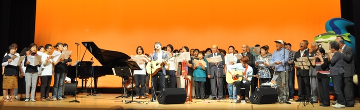 町の歌を演奏している写真