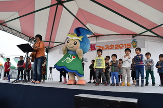 ミニライブをする男性の写真