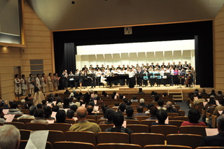 出演者と観客が合唱している写真