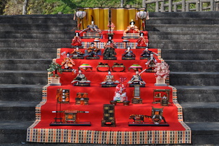 階段に飾られたひなかざりの写真