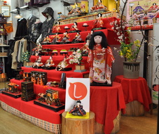 ひなかざりの前に置かれた合言葉の写真