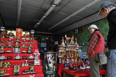 時代の異なる2つのひなかざりの写真