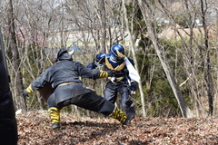 ヒーローが戦っている写真