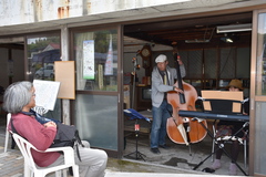 休憩所で楽器を演奏している写真