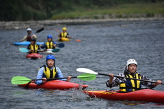 カヌー実習をする高校生たちの写真1