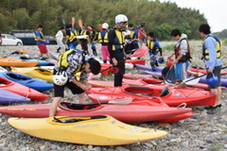 出発の準備をしている様子