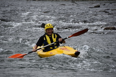 カヌーをする高校生の写真