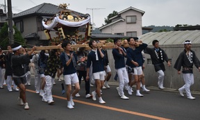 神輿を担いでいる写真