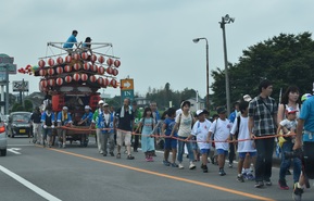 山車巡業をしている写真