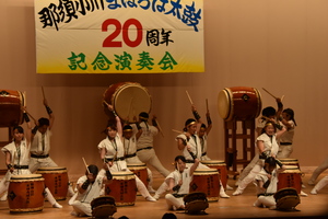 和太鼓を演奏している写真