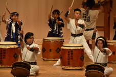 和太鼓を演奏する子どもたちの写真