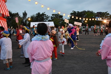 仮想をして盆踊りをする人の写真