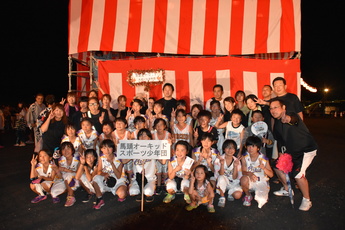 優勝したチームの集合写真