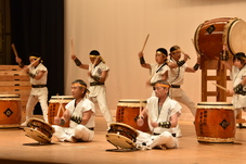 和太鼓を演奏している写真