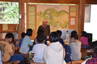 お話をするいわむらかずお先生の写真