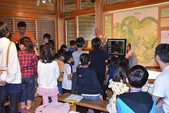 りすの画像を見つめる子どもたちの写真