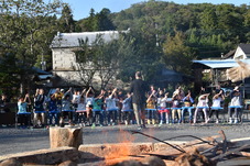 合奏をする小学生の写真